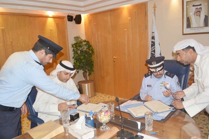 اللواء يوسف الانصاري خلال توقيع العقد ﻿