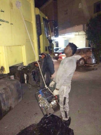 احد الجناة بعد انزال المولد الكهربائي المسروق﻿