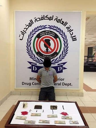 الوافد العربي وامامه المضبوطات﻿