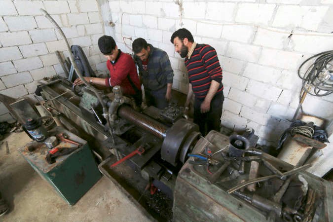 ثوار في ورشة لتصنيعصواريخفي ريف ادلب رويترز