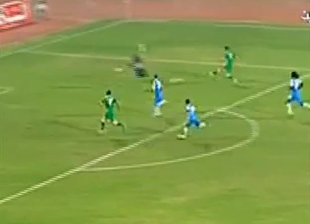 بالفيديو .. لاعب العربي فهد الرشيدي يسجل هدفا في مرمى اخيه حارس نادي السالمية