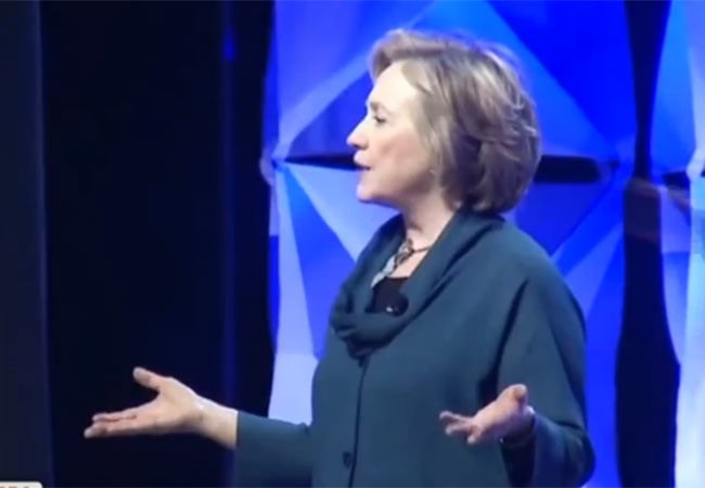 بالفيديو.. لحظة رمي هيلاري كلينتون بالحذاء في لاس فيغاس 