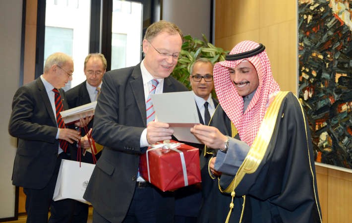 تبادل الهدايا التذكارية بين الغانم وستيفان ويل﻿