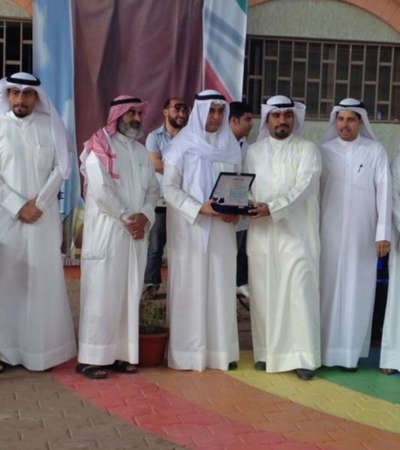 احمد المليفي مكرما احد المعلمين