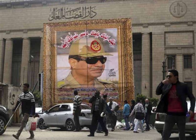 لافتة كبيرة امام دار القضاء العاليلدعم ترشيح المشير عبد الفتاح السيسي للرئاسة في مصر رويترز 