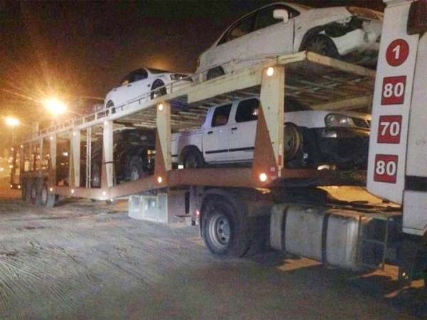 عدد من السيارات المحجوزة في طريقها الى كراج الحجز