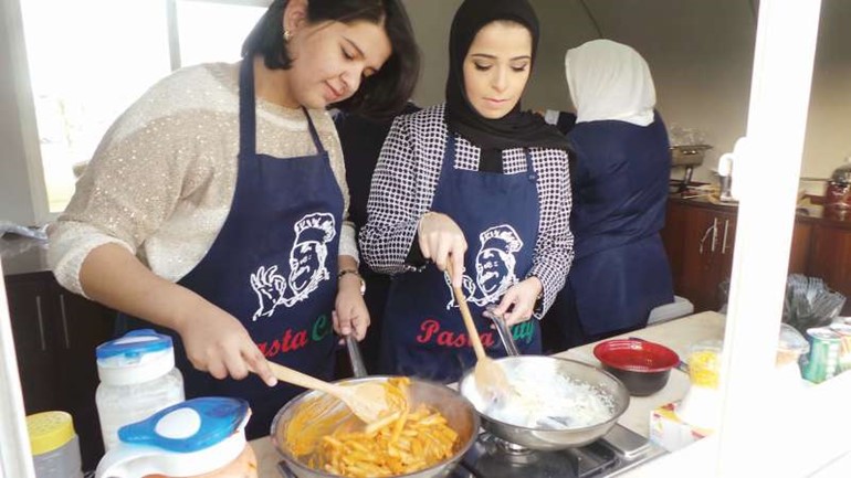 الشاباتان اثناء تحضير منتجات باستا سيتي ﻿