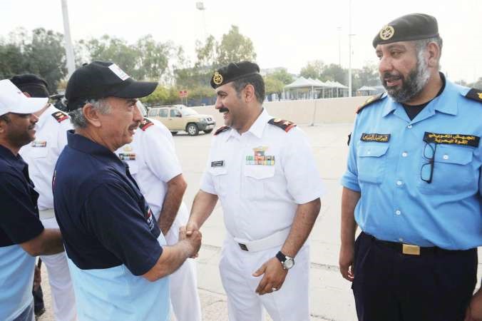 كبار ضباط القاعدة البحرية يستقبلون رئيس فريق الابحار جاسم البدر 