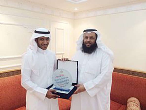 حمود الحمدان يتسلم درعا تذكارية من احمد الحريص