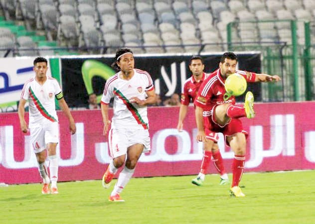 لاعب الاهلي عبدالله السعيد يمرر كرة امامية