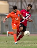 طلال الفاضل يمر بمهارة من فهد المطيري الازرقكوم