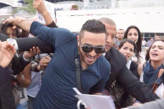 بالصور..تامر حسني يستعين بـ 20 حارساً خاصاً لحمايته
