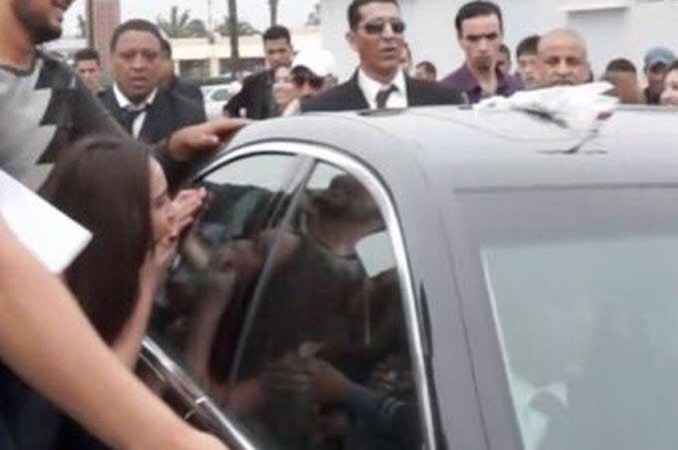 بالصور..تامر حسني يستعين بـ 20 حارساً خاصاً لحمايته
