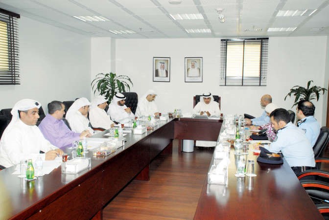 جانب من الاجتماع بين مسؤولي البلدية والاطفاء﻿