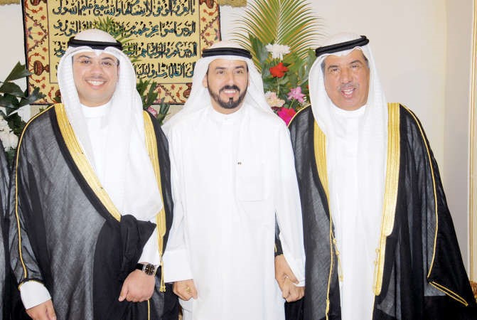 فالح العازمي متوسطا المعرس فهد ووالده دراشد الرشود