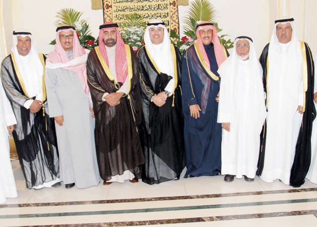 المستشار راشد الحماد والشيخ دابراهيم الدعيج والشيخ احمد الصباح وصياح بوشيبة يباركون