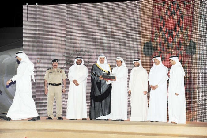 علي المهنا متسلما الدرع التكريمية لـفورد﻿