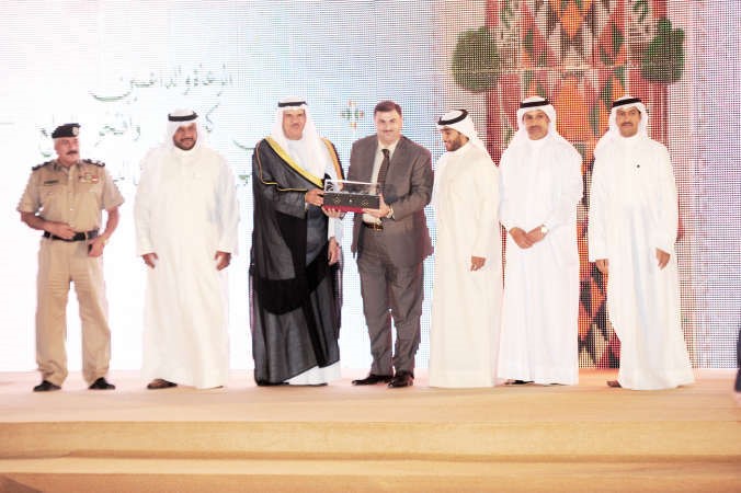 الشيخ سلمان الحمود يسلم الدرع التكريمية لـ الانباء ممثلة بمدير ادارة التسويق والاعلان الزميل فريد سلوم﻿
