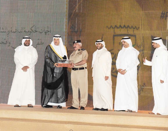 الشيخ سلمان الحمود مسلما اللواء محمود الدوسري درعه التكريمية﻿