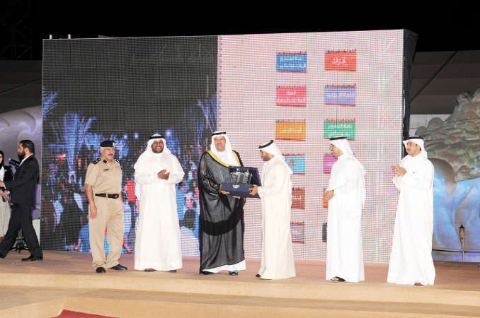 ضاري الوزان مكرما الشيخ سلمان الحمود ﻿