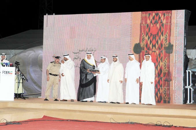 احمد المطر متسلما درع زين﻿