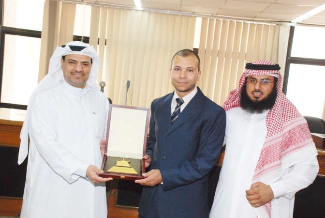 تكريم احد العاملين بالمجلة﻿