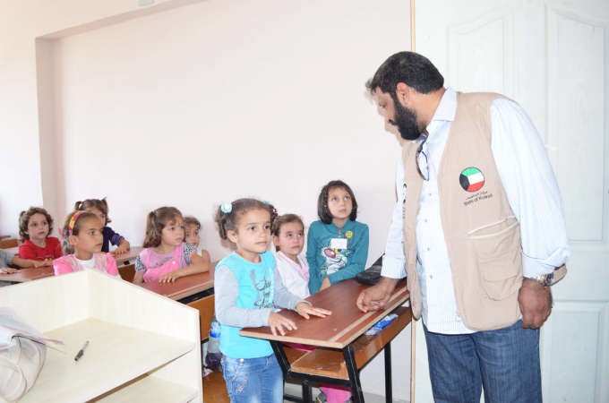 محمد الخالدي يتفقد الايتام السوريين