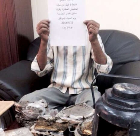 الوافد وامامه المضبوطات