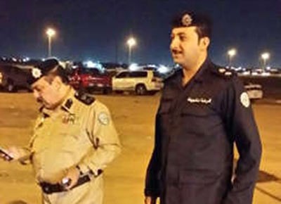 اللواء العلي والمقدم عبدالعزيز النون خلال حملة مرورية فجر امس الاول ﻿