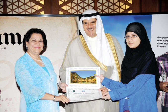 الشيخ سلمان الحمود مكرما احدى الطالبات﻿
