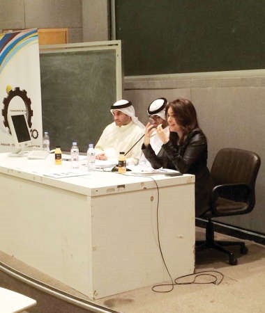 عبدالله الكندري وماشواق المضف خلال الندوة