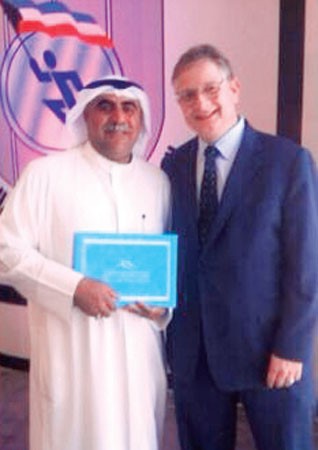 العريعر مع محامي مركز صباح الاحمد في اميركا