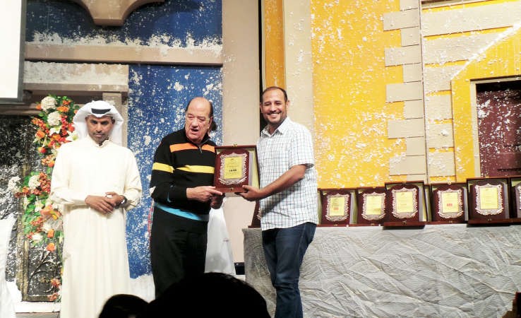 الزميل عبدالحميد الخطيب يتسلم تكريم الانباء﻿