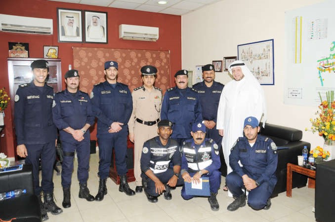 اللواء العلي مكرما رجال مرور حولي ويبدو العميد علي الديحاني والمقدم سعد الرجيب ﻿