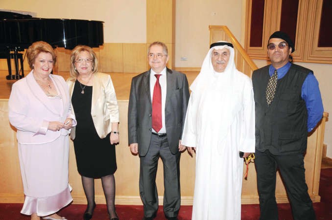 السفير الروماني مع صادق عبدالوهاب المطوع وحرمه ﻿