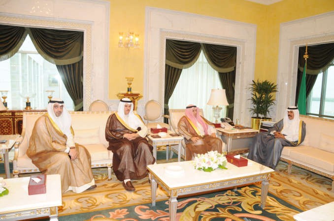 سمو ولي العهد الشيخ نواف الاحمد مستقبلا الشيخ خالد الجراح والشيخ سلمان الحمود والشيخ محمد العبدالله﻿