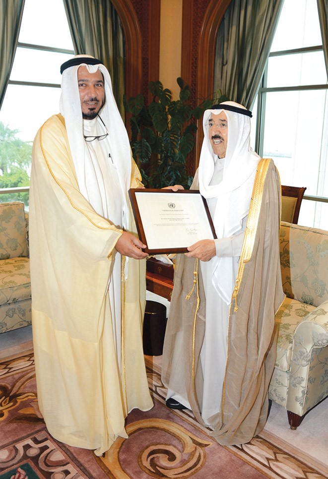 صاحب السمو الامير الشيخ صباح الاحمد يتسلم شهادة التقدير من دعبد الله المعتوق