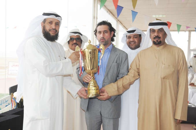سكرتير تحرير القسم الرياضي الزميل سمير بوسعد يسلم كاس الانباء للفائز قاسم باشا