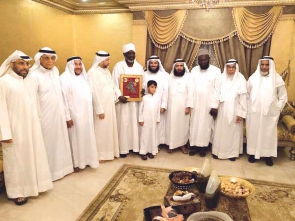 د حسين ابكر متوسطا مسؤولي جمعية النجاة الخيرية﻿