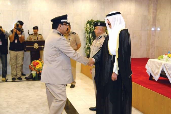 ويصافح اللواء محمود الطباخ﻿