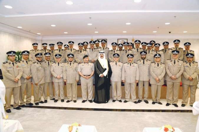 نائب رئيس مجلس الوزراء ووزير الداخلية الشيخ محمد الخالد ووكيل الوزارة الفريق سليمان الفهد يتوسطان الالوية الجدد﻿