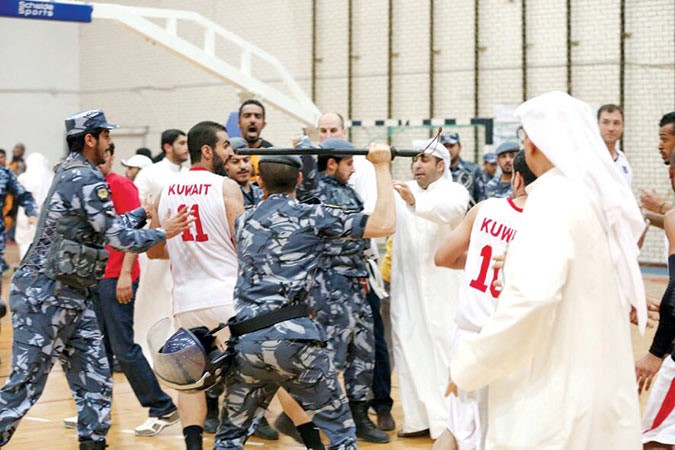 ضبط الامن وابعاد اللاعبين عن بعضهم