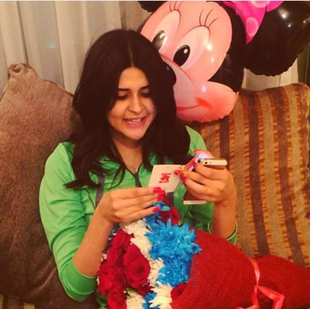 بالفيديو والصور.. كارمن سليمان تزور سلمى رشيد وتقدم لها هدية 