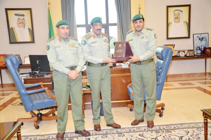 الفريق ناصر الدعي يتسلم نسخة من الدليل﻿