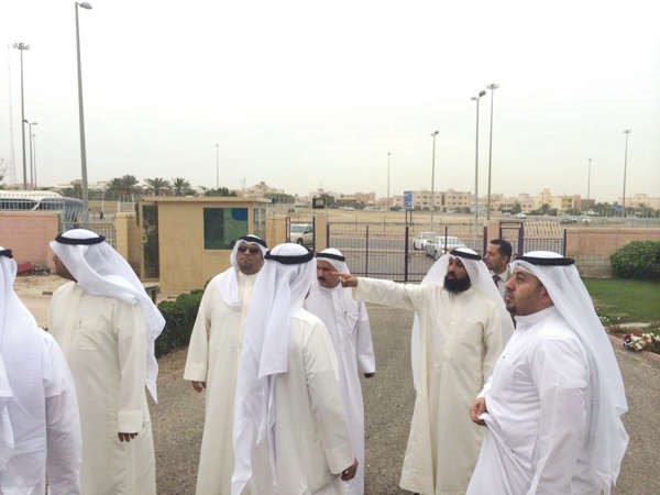 مشعل الجويسري وعادل الميع ومانع العجمي وفهد الصانع وعلي الموسى خلال الجولة