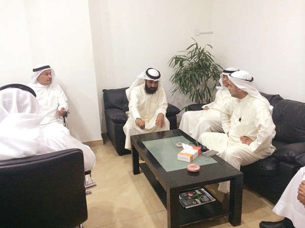 اعضاء لجنة الاحمدي خلال اجتماعهم مع مفيصل الجمعة