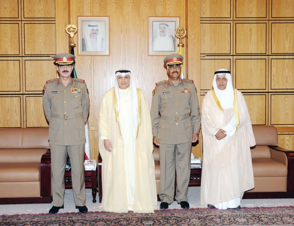 الشيخ خالد الجراح والفريق الركن عبدالرحمن العثمان واللواء الركن محمد الخضر﻿