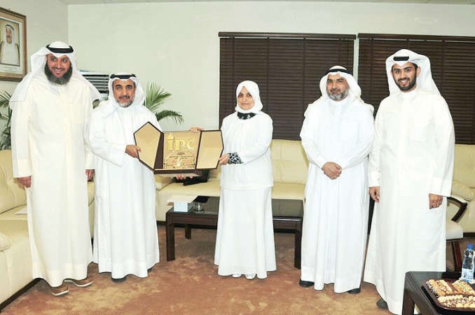 فيصل الزامل يقدم درعا تذكارية الى الوزيرة هند الصبيح بحضور جمال الشطي وحمود الابراهيم وجودة الفارس