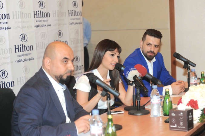 ديانا مع القائمين على اتيليه لابرجوازي اثناء المؤتمر اسامة ابوعطية