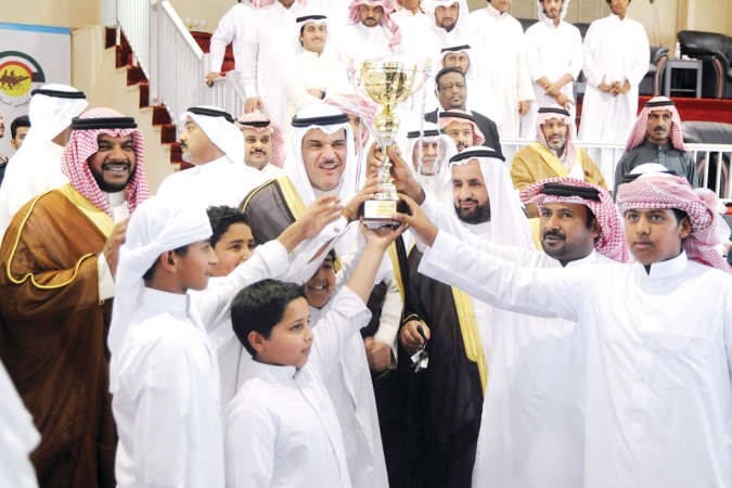  وزير الاعلام ووزير الدولة لشؤون الشباب الشيخ سلمانالحموديسلم الكاس لاحد الفائزين ﻿